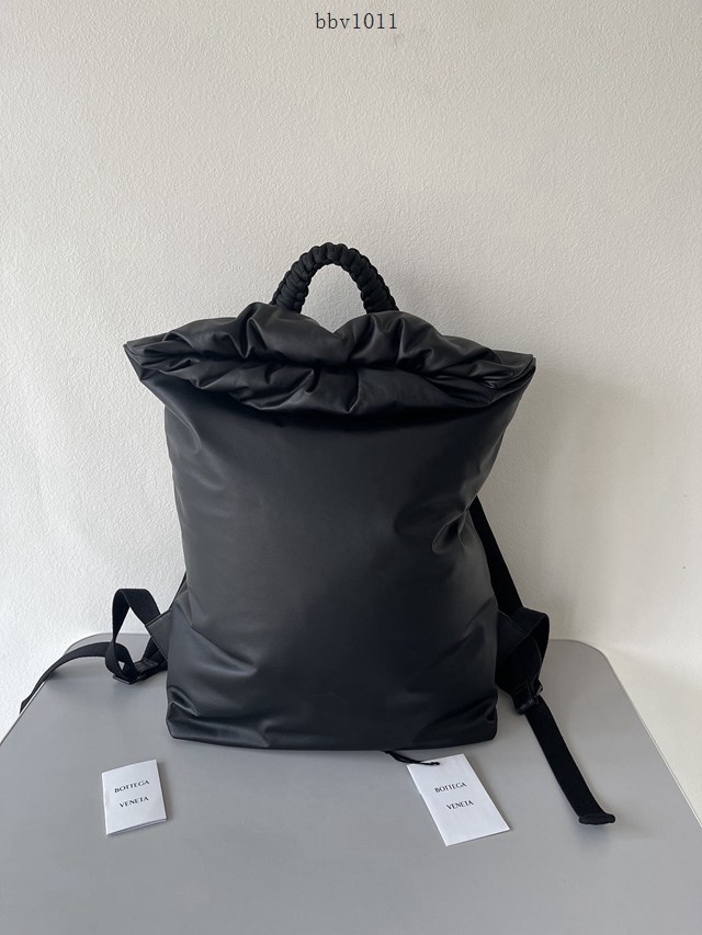 BV專櫃新款原廠水紋小牛皮黑色雙肩背包 葆蝶家the pouch背包 款號:629858 bbv1011