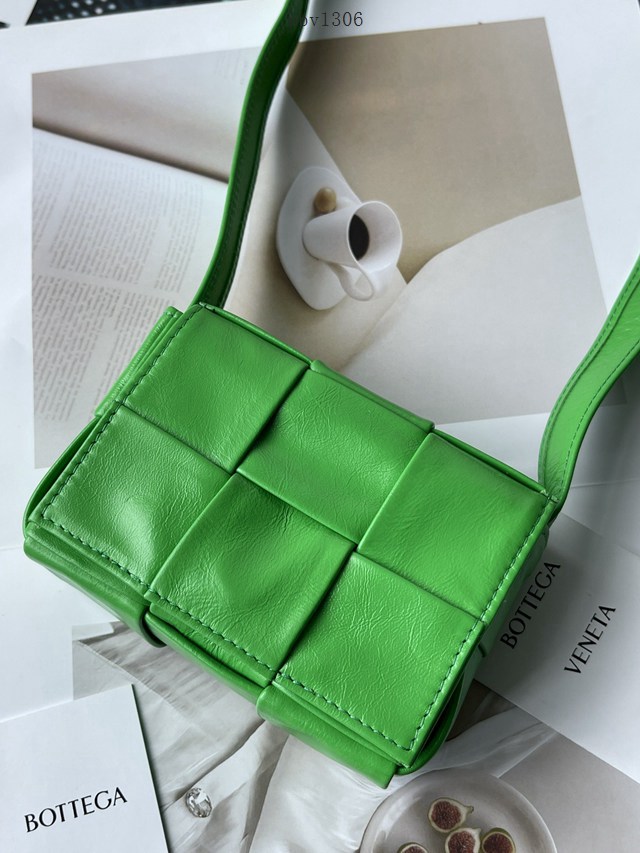 BV專櫃新款手工編織女款小挎包 葆蝶家草綠色大編織單肩包 款號:667048 bbv1306