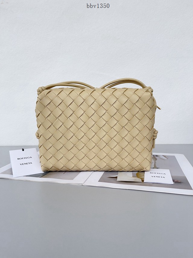 BV專櫃新款手工編織女包 葆蝶家專櫃最新版本大編織紋理loop相機包 款號:680255 bbv1350