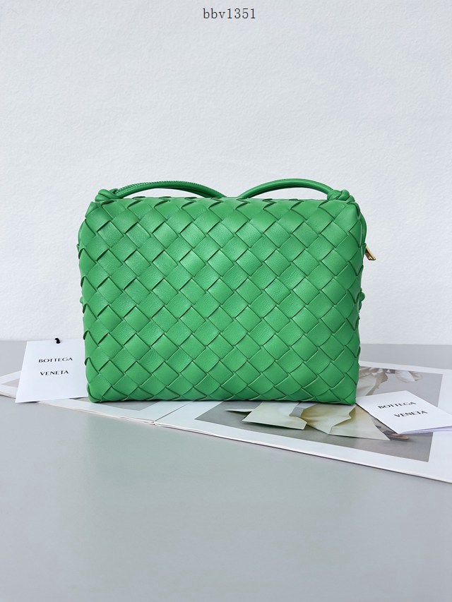 BV專櫃新款手工編織女包 葆蝶家專櫃最新版本大編織紋理loop相機包 款號:680255 bbv1351