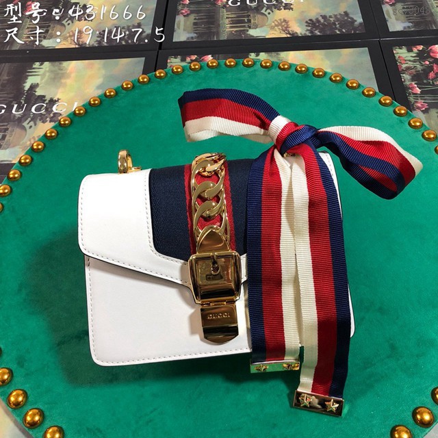 Gucci經典款女包 431666 GUCCI古馳 Sylvie系列 女士白色皮革鏈條包 Gucci迷你斜挎包 gqy3048