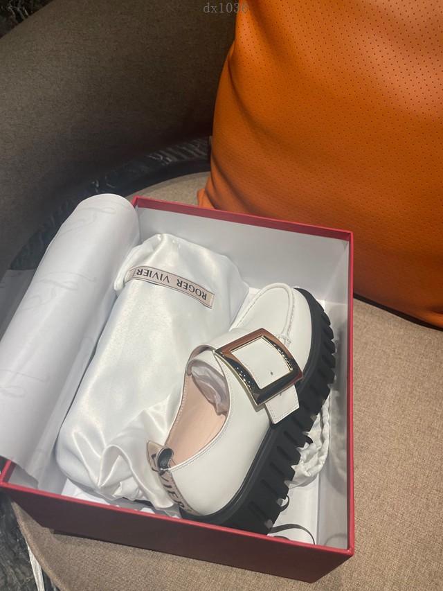 Roger vivier秋冬新款時尚女鞋 頂級版本RV經典鑽扣休閒鞋 dx1036