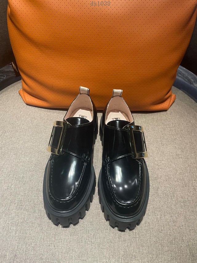 Roger vivier秋冬新款時尚女鞋 頂級版本RV經典鑽扣休閒鞋 dx1038