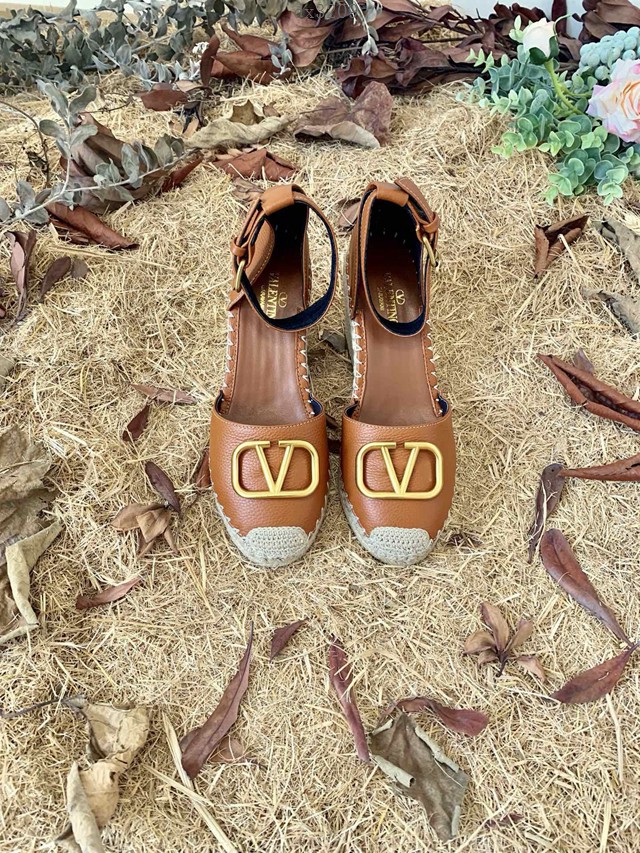 Valentino 華倫天奴女士涼鞋 華倫天奴荔枝牛皮系帶坡跟密頭涼鞋 dx3209