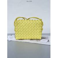 BV專櫃新款手工編織女包 葆蝶家專櫃最新版本大編織紋理loop相機包 款號：680255 bbv1389