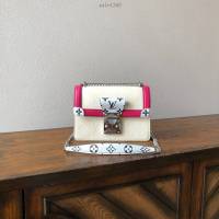 路易威登LV女包 LV壓花牛皮鏈條斜挎包 2019夏季膠囊系列 米白雙色 M90445 LV Wynwood手袋 xxlv1349