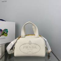 Prada專櫃新款中號手提肩背包 1BH078 普拉達小牛皮女士手提斜挎包 csp1267
