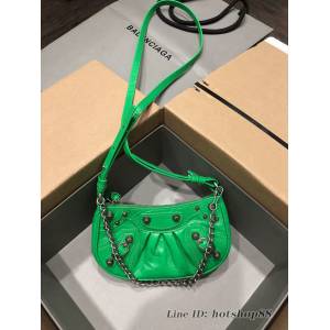 Balenciaga專櫃爆款機車包系列迷你爆裂紋綠色銀扣肩背女包 巴黎世家Le Cagole半月牙腋下包餃子包 fyj1939