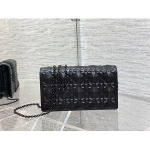 Dior專櫃2022新款鏈條肩背女包 迪奧鑽石紋三合一鑽石紋牛皮鏈條手拿包四季百搭款 fkd1702