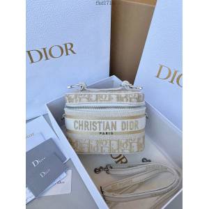 Dior專櫃2022新款女包 迪奧白金色小號斜挎刺繡化妝包 fkd1714