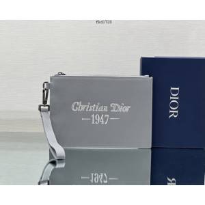 Dior專櫃2022新款全皮男士手包 飾以“Christian Dior 1947”標誌刺繡 迪奧A5手拿包 fkd1720