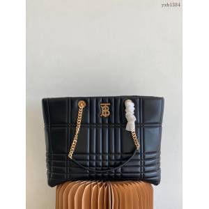 Burberry專櫃新款羔羊皮絎縫購物袋 巴寶莉鏈條雙肩帶肩背女包 yxb1384
