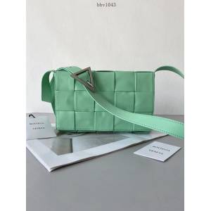 BV專櫃新款手工編織三角五金女包 667298 葆蝶家油蠟亮面小牛皮Cassette肩背斜挎包 bbv1043