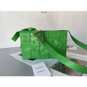 BV專櫃新款手工編織三角五金女包 667298 葆蝶家油蠟亮面小牛皮Cassette肩背斜挎包 bbv1046