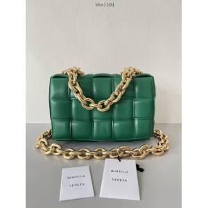 BV專櫃新款手工編織女包 葆蝶家經典款大金鏈條Padded Cassette枕頭包 bbv1104