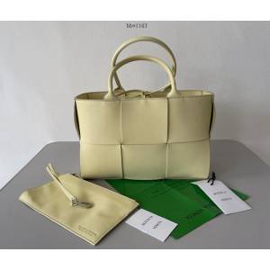 BV專櫃新款手工編織女包 葆蝶家BV新顏色Minitote霜淇淋色手提包 652867 bbv1143