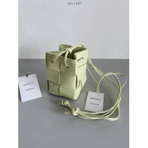 BV專櫃新款水洗歡樂紫女包 葆蝶家手工編織小水桶包 款號：680217 bbv1167