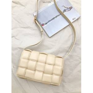 BV專櫃新款手工加寬編織女包 葆蝶家Padded Cassette bag燕麥羊皮卡帶包 型號70094 bbv1181