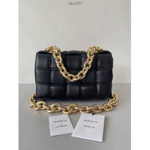 BV專櫃新款手工編織女包 葆蝶家經典款大金鏈條Padded Cassette枕頭包 bbv1227