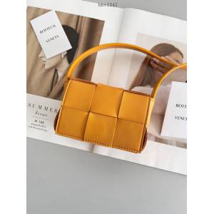 BV專櫃新款手工編織女包 葆蝶家新品迷你肩背斜挎小包 666688 bbv1341