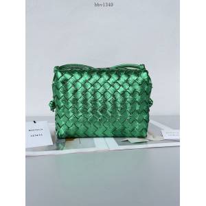 BV專櫃新款手工編織女包 葆蝶家專櫃最新版本大編織紋理loop相機包 款號：680255 bbv1349