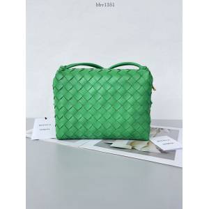 BV專櫃新款手工編織女包 葆蝶家專櫃最新版本大編織紋理loop相機包 款號：680255 bbv1351