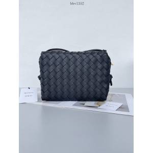 BV專櫃新款手工編織女包 葆蝶家專櫃最新版本大編織紋理loop相機包 款號：680255 bbv1352