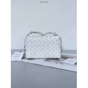 BV專櫃新款手工編織女包 葆蝶家專櫃最新版本大編織紋理loop相機包 款號：680254 bbv1354