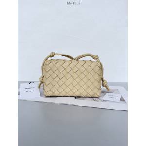 BV專櫃新款手工編織女包 葆蝶家專櫃最新版本大編織紋理loop相機包 款號：680254 bbv1355