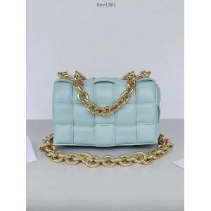 BV專櫃新款手工編織女包 葆蝶家經典款水鴨藍大金鏈條Padded Cassette枕頭包 631421 bbv1361