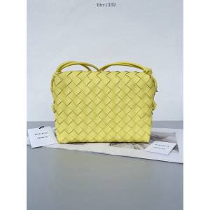 BV專櫃新款手工編織女包 葆蝶家專櫃最新版本大編織紋理loop相機包 款號：680255 bbv1389