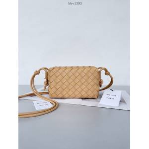 BV專櫃新款手工編織女包 葆蝶家專櫃最新版本大編織紋理loop相機包 款號：680254 bbv1393