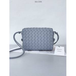 BV專櫃新款手工編織女包 葆蝶家專櫃最新版本大編織紋理loop相機包 款號：680255 bbv1394