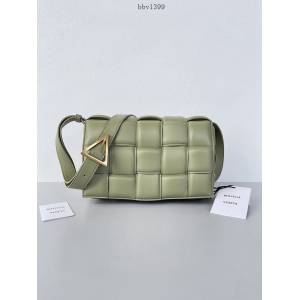 BV專櫃新款手工編織女包 葆蝶家新色洞石綠BV Cassette bag卡帶包枕頭包 bbv1399