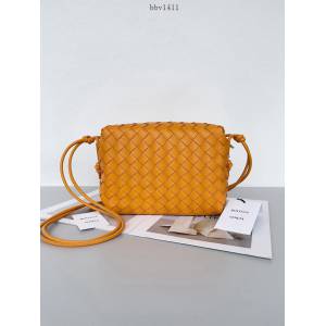 BV專櫃新款手工編織女包 葆蝶家專櫃最新版本大編織紋理loop相機包 款號：680255 bbv1411