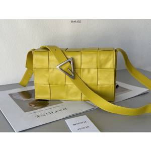 BV專櫃新款手工編織油蠟亮面小牛皮女包 葆蝶家cassette男女款單肩斜挎包 667298 bbv1432