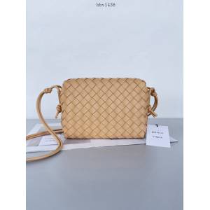 BV專櫃新款手工編織女包 葆蝶家專櫃最新版本大編織紋理loop相機包 款號：680255 bbv1436