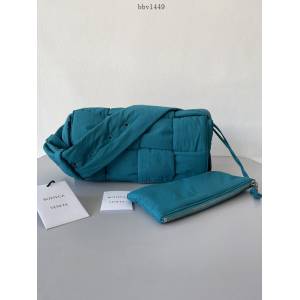 BV專櫃新款手工編織女包 葆蝶家Cassette尼龍布包斜挎單肩包 款號：628951 bbv1449