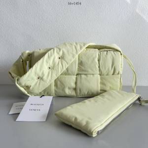 BV專櫃新款手工編織女包 葆蝶家Cassette尼龍布包斜挎單肩包 款號：628951 bbv1454