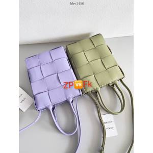 BV專櫃新款手工編織女包 葆蝶家專櫃最新版本大編織紋理loop相機包 款號：680255 bbv1456