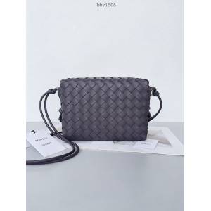 BV專櫃新款手工編織女包 葆蝶家專櫃最新版本大編織紋理loop相機包 款號：680255 bbv1508