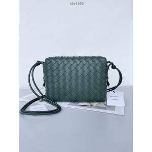 BV專櫃新款手工編織女包 葆蝶家專櫃最新版本大編織紋理loop相機包 款號：680255 bbv1539