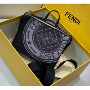 FENDI专柜精品包包 2528黑色 芬迪男士手提包 Fendi迷你版酷炫LUI手袋 黑色荔枝紋皮長方形肩背包 fdzg2324
