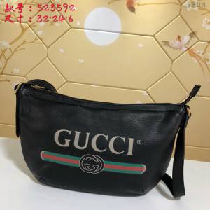 Gucci專櫃款男包 523592 古馳2018圓底包 復古印花圖案 Gucci Print系列半月形小號男挎包  gqy2131