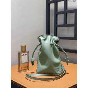 Loewe專櫃2022新款Flamenco小福袋手機包 羅意威牛油果綠色全皮束口抽繩小挎包手機包 10852 lyw1049