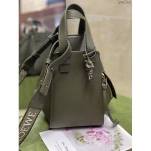 Loewe專櫃新顏色吊床包女包 羅意威墨綠色緞面牛皮Hammock手袋 型號1202 lyw1544