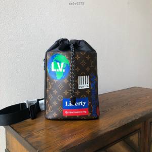 路易威登LV男包 M44629 Chalk單肩包 自攀岩運動鎂粉袋 LV抽繩手袋 xxlv1278