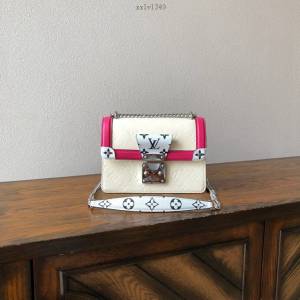 路易威登LV女包 LV壓花牛皮鏈條斜挎包 2019夏季膠囊系列 米白雙色 M90445 LV Wynwood手袋 xxlv1349