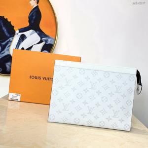 路易威登LV手包 M30420 米白 POCHETTE VOYAGE中號手拿包 LV經典款男士手拿包 xxlv2837
