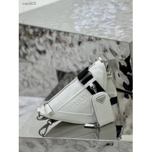 Prada專櫃新款小牛皮三角包 1BH190 普拉達男女款三角形肩背包 csp1633